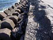 東京湾岸、日の出8丁目の液状化現象の被害の様子(千葉県浦安市 2011年7月9日)