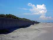 東京湾岸、日の出8丁目の液状化現象の被害の様子(千葉県浦安市 2011年7月9日)