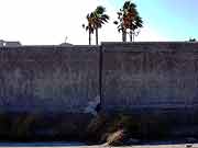 東京湾岸、日の出8丁目の液状化現象の被害の様子(千葉県浦安市 2011年7月9日)