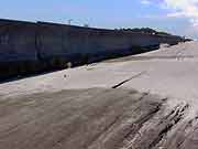 東京湾岸、日の出8丁目の液状化現象の被害の様子(千葉県浦安市 2011年7月9日)