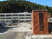 東日本大震災 津波被災地 石巻市立相川小学校(宮城県石巻市北上町十三浜 2011年4月17日)