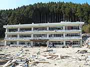 東日本大震災 津波被災地 石巻市立相川小学校(宮城県石巻市北上町十三浜 2011年4月17日)