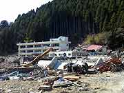 東日本大震災 津波被災地 石巻市立相川小学校(宮城県石巻市北上町十三浜 2011年4月17日)