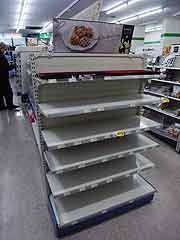 スーパーマーケットでは品不足(埼玉県志木市 2011年3月18日)