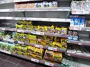 九州フェアの商品を並べる(埼玉県志木市 2011年3月24日)