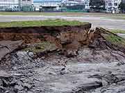 東北地方太平洋沖地震による液状化現象の被害の様子(東京都江東区・新木場 2011年3月20日)