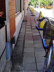 東北地方太平洋沖地震による清新町の液状化現象被害の様子<br />(東京都江戸川区清新町 2011年7月9日)