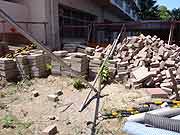 修繕の為に剥がされたタイル<br />(東京都江戸川区清新町 2011年7月9日)