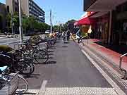 液状化被害を補修した路面<br />(東京都江戸川区清新町 2011年7月9日)