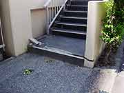 東北地方太平洋沖地震による清新町の液状化現象被害の様子<br />(東京都江戸川区清新町 2011年7月9日)