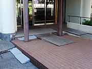 東北地方太平洋沖地震による清新町の液状化現象被害の様子<br />(東京都江戸川区清新町 2011年7月9日)