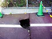 東北地方太平洋沖地震による清新町の液状化現象被害の様子<br />(東京都江戸川区清新町 2011年7月9日)