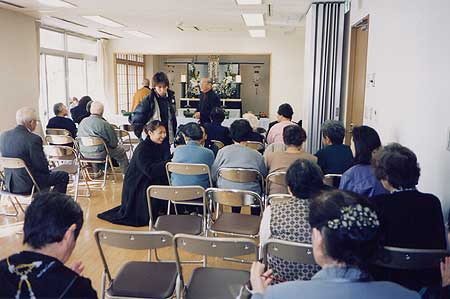 集会所・震災慰霊法要(神戸市中央区・HAT神戸脇の浜復興住宅 2000年1月17日)
