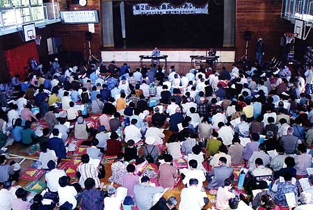 体育館では「島民懇談会」が開催された。三宅村役場からは島民の生活実態アンケートの報告も。 2001年4月15日