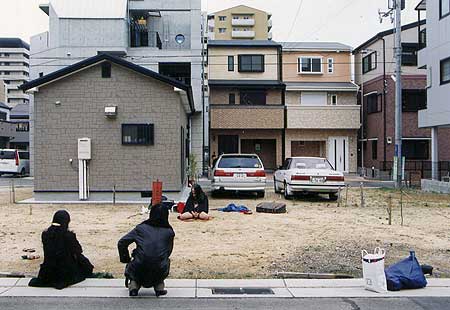 ギリヤーク尼ヶ崎氏「慰霊の舞」(神戸市長田区菅原通  2002年1月17日)