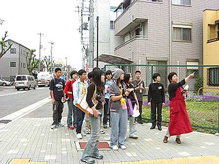 修学旅行生への震災学習(神戸市長田区御蔵通・御蔵北公園 2005年3月1日)