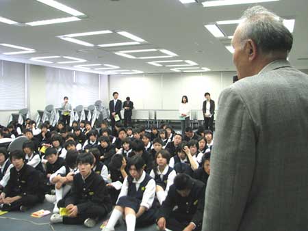 まち歩きで慰霊碑を見る(神戸市長田区御蔵通・御蔵北公園 2008年5月)