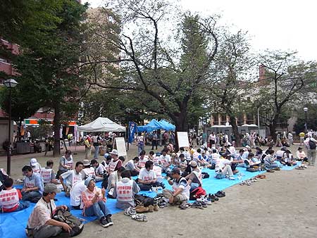 中池袋公園エイドステーションで炊き出しの昼食(東京都豊島区 2008年9月23日)