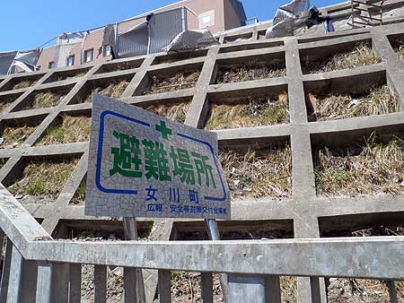 東日本大震災 津波被災地(宮城県女川町 2011年4月17日)