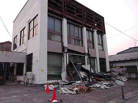 外壁が落下している。(宮城県名取市