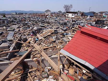 大量のがれきが流れ込んだ海蔵寺の墓地