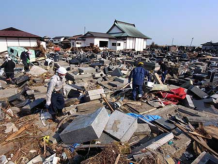 海蔵寺墓地でのボランティアの復旧作業