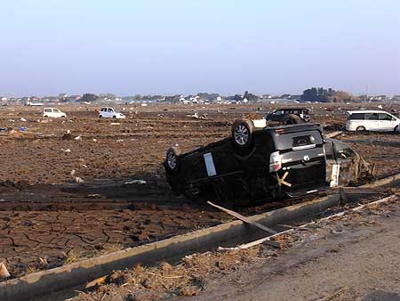 津波に流されたままの被災車両(宮城県亘理町