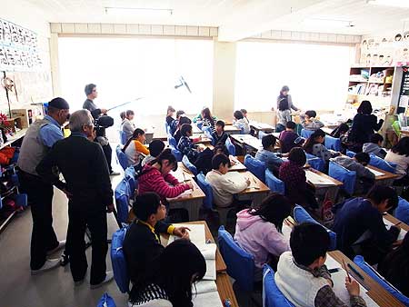 作文の授業を撮影する青池組