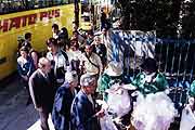 遠隔地に住む島民のためにバス16台で送迎が行われた。(東京都港区・芝浦小学校 2001年4月15日)