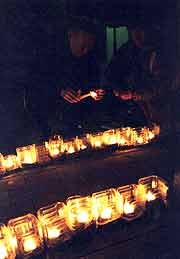 早朝の「1.17ろうそく法要」(神戸市長田区御蔵通・御蔵北公園 2003年1月17日)