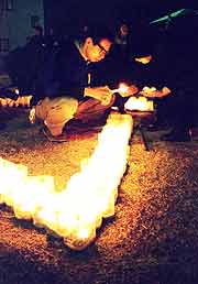 早朝の「1.17ろうそく法要」(神戸市長田区御蔵通・御蔵北公園 2003年1月17日)