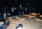 早朝の「1.17ろうそく法要」(神戸市長田区御蔵通・御蔵北公園 2003年1月17日)