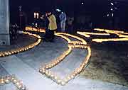 早朝の「1.17ろうそく法要」(神戸市長田区御蔵通・御蔵北公園 2003年1月17日)