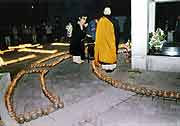 早朝の「1.17ろうそく法要」(神戸市長田区御蔵通・御蔵北公園 2003年1月17日)