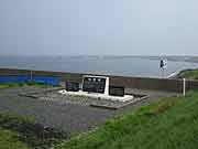 北海道南西沖地震被災地 北海道奥尻町・奥尻島初松前地区の慰霊碑 2005年8月)