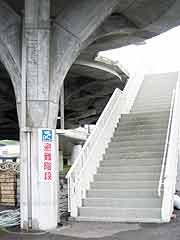 北海道南西沖地震被災地 北海道奥尻町・青苗漁港の避難用の高台「望海橋人工地盤」2005年8月)