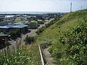 北海道南西沖地震被災地 北海道奥尻町・奥尻島 高台の避難路から青苗地区を見下ろす。2005年8月)