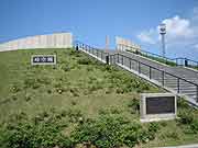 北海道南西沖地震被災地 北海道奥尻町・奥尻島 モニュメント「時空翔」。島内全ての犠牲者名が刻まれたプレートが埋められている。2005年8月)