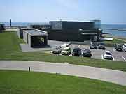 北海道南西沖地震被災地 北海道奥尻町・奥尻島 モニュメント「時空翔」から見た奥尻島津波館 2005年8月