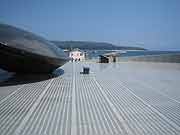 北海道南西沖地震被災地 北海道奥尻町 モニュメント「時空翔」。島内全ての犠牲者名が刻まれたプレートが埋められている。 2005年8月)