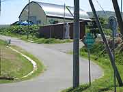 北海道南西沖地震被災地 高台への避難路案内標識 北海道島牧村 2005年8月)