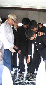 修学旅行生への震災学習(神戸市長田区御蔵通・御蔵北公園 2005年3月1日)