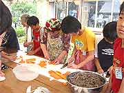 修学旅行生への震災学習(神戸市長田区御蔵通・御蔵北公園 2005年3月1日)