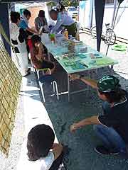 シャンティ国際ボランティア会（SVA）の「いわてを走る移動図書館プロジェクト」の活動(岩手県陸前高田市 2011年7月17日)