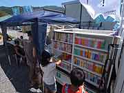 シャンティ国際ボランティア会（SVA）の「いわてを走る移動図書館プロジェクト」の活動(岩手県陸前高田市 2011年7月17日)