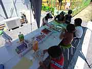 シャンティ国際ボランティア会（SVA）の「いわてを走る移動図書館プロジェクト」の活動(岩手県陸前高田市 2011年7月17日)