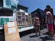 シャンティ国際ボランティア会（SVA）の「いわてを走る移動図書館プロジェクト」の活動(岩手県陸前高田市 2011年7月17日)