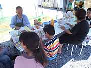 シャンティ国際ボランティア会（SVA）の「いわてを走る移動図書館プロジェクト」の活動(岩手県陸前高田市 2011年7月17日)