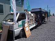 シャンティ国際ボランティア会（SVA）の「いわてを走る移動図書館プロジェクト」の活動(岩手県陸前高田市 2011年7月17日)