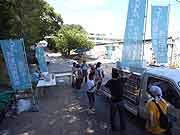 シャンティ国際ボランティア会（SVA）の「いわてを走る移動図書館プロジェクト」の活動(岩手県陸前高田市 2011年7月17日)